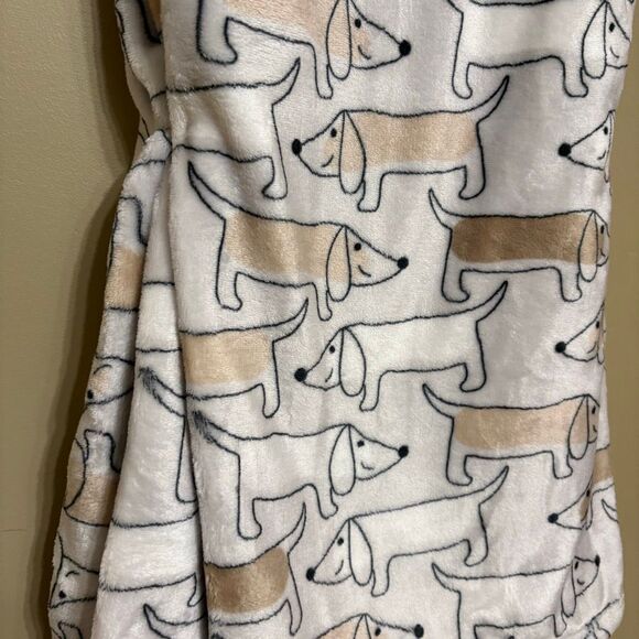 Cuddlove White Neutral Colored Dachshund Blanket Plush Pet Blanket 50 x 70 NWT - Picture 2 of 6